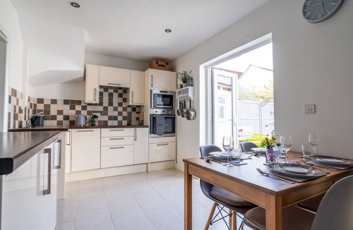 Montpellier House | Bath Road Retreat 2 bedrooms with garden - Pass the Keys
