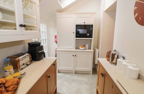 Broadway House | BAY HOUSE COTTAGE, pet friendly, with a garden in Broadway
