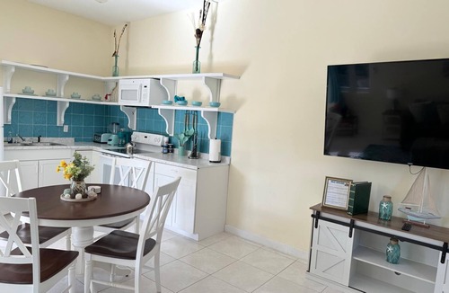 Farmer's Hill House | Beach Access House. With Beach Supplies.