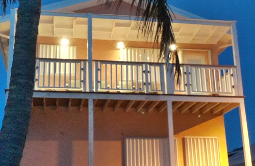 Alice Town House | BEACH FRONT-CENTRAL LOCALE-SUNSET VIEW-FREE WIFI-A/C-FAMILY FRIENDLY-AMENITIES