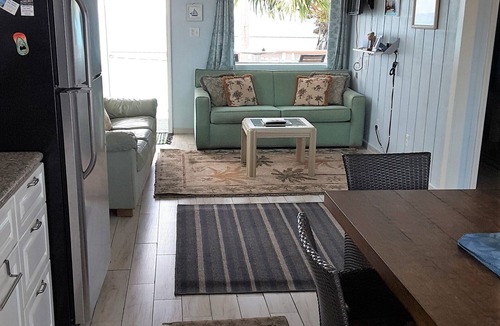 Alice Town Apartment | BEACH FRONT-CENTRAL LOCALE-SUNSET VIEW-FREE WIFI-A/C-FAMILY FRIENDLY-AMENITIES