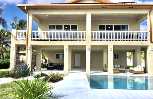 High Rock Villa | Beach front with Pool. Charming 4 bdrm Villa with AC/Patios &Blue Green Ocean