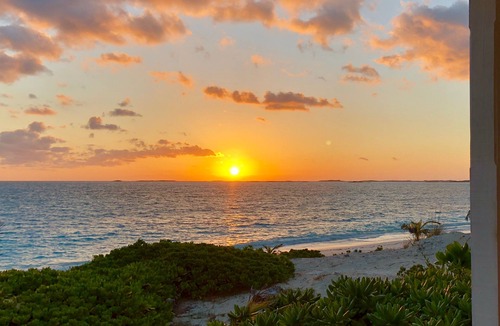 Great Exuma House | Beach House! Best location-TAR BAY! Wraparound porch + hammocks!