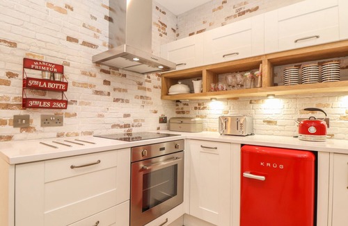 Trebarwith Strand Cottage | BEACH HUT, pet friendly, with a garden in Trebarwith Strand