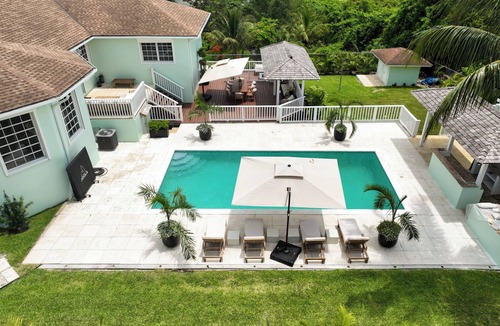 Gambier Apartment | Beach Life Starts Here! Luxe Stay Near Coast!