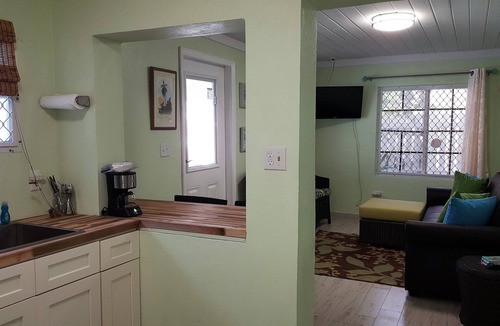 Alice Town Cottage | BEACH SIDE-CENTRAL LOCALE-OCEAN VIEW-AC-FREE WIFI-FULL AMENITIES