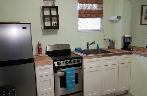Alice Town Cottage | BEACH SIDE-CENTRAL LOCALE-OCEAN VIEW-AC-FREE WIFI-FULL AMENITIES