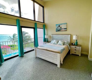 Williams Town Apartment | Beachfront 2BR Townhouse with Pool & Ocean View