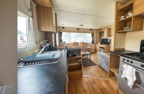 Clacton-on-Sea Cabin | Beachfront 3-Bed Caravan- Pool, Bar & Beach Steps Away