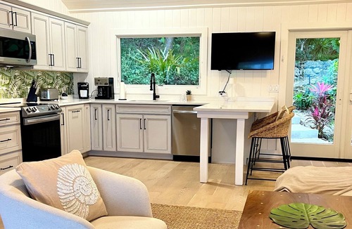 Hope Town House | Beachfront House Private Dock & Beach Tahiti Beach House - Hope Town 5 STAR