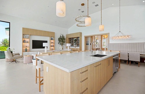 Tar Bay House | Beachfront Luxe 6BR Villa, Pool & Bay Views
