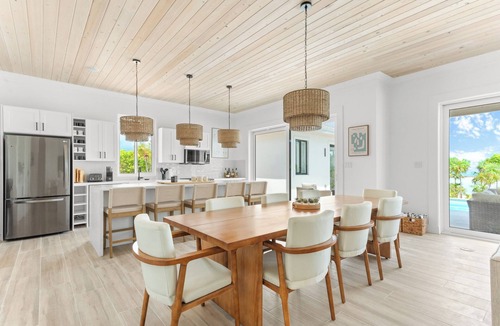 William's Town House | BEACHFRONT New Luxury Beach Home, Always Calm Beach on Lazy River Sand Bar.
