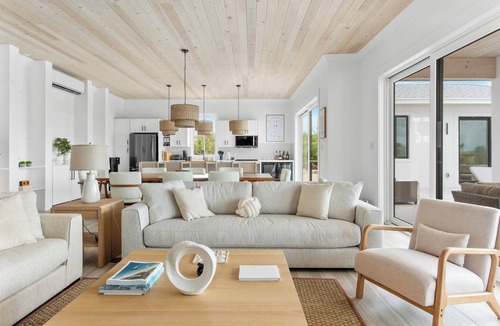 William's Town House | BEACHFRONT New Luxury Beach Home, Always Calm Beach on Lazy River Sand Bar.