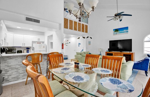 Paradise Island Villa | Beachfront Villa Walk to Atlantis Sleeps 8