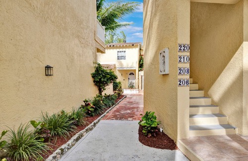 Paradise Island Villa | Beachfront Villa Walk to Atlantis Sleeps 8