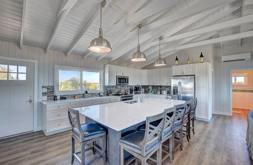 Staniel Cay Villa | Beachfront Villa with swim-up pool bar, spa, and pickleball court