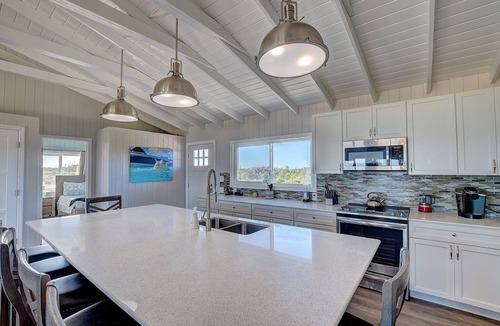 Staniel Cay Villa | Beachfront Villa with swim-up pool bar, spa, and pickleball court