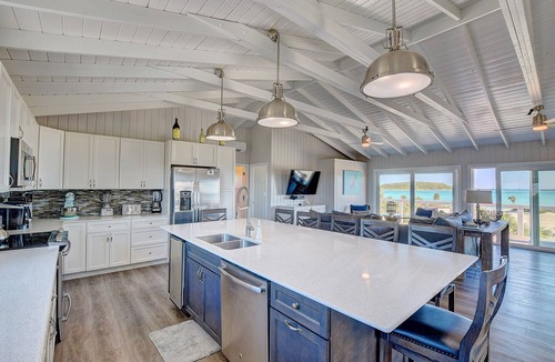 Staniel Cay Villa | Beachfront Villa with swim-up pool bar, spa, and pickleball court