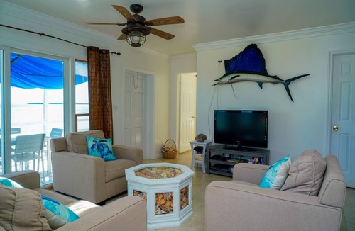 Spanish Wells Cottage | Beachfront Water's Edge Cottage with pool (newly renovated)