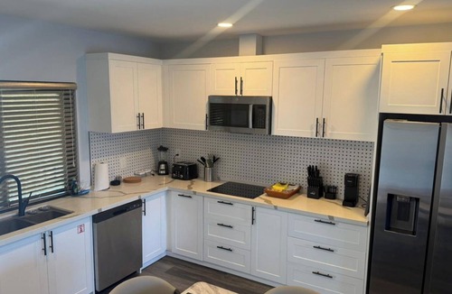 Bahamas Terrace Apartment | Beachview 1-Bedroom Suite Kitchen, Dining & TV