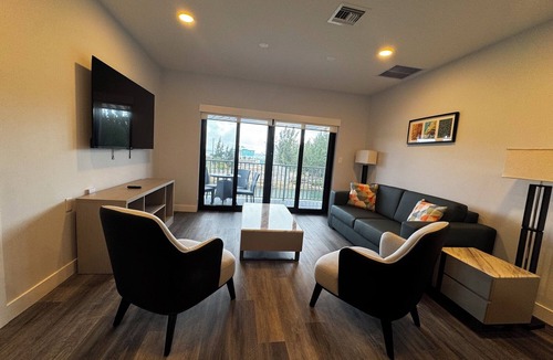 Bahamas Terrace Apartment | Beachview 1-Bedroom Suite Kitchen, Dining & TV