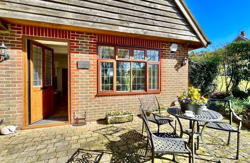Clayton Cottage | Beacon Cottage by inspirestays.com - a cottage that sleeps 2 guests in 1 bedroom