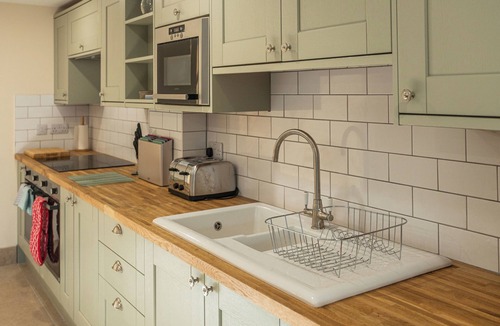 Little Rissington Cottage | BEARS COURT BARN 5, pet friendly in Bourton-On-The-Water