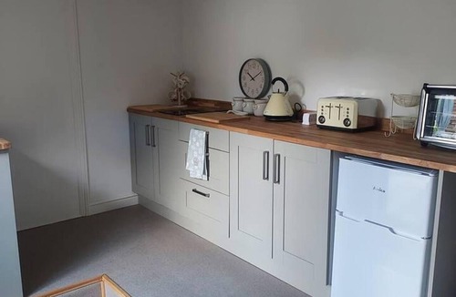 Broom Apartment | Beautiful 1-bed Apartment in Sandy