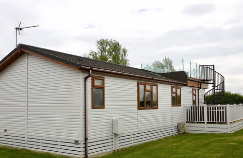 Stretham House | Beautiful 2-Bed lodge with hot tub and saunain Ely