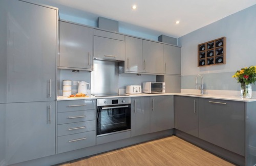 Gloucester Apartment | Beautiful 2 Bedroom Apartment With Parking in The Docks