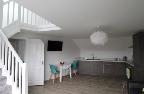 Liverpool Apartment | Beautiful 2 bedroom apartment in a great location at Childwall Fiveways (Flat 1)