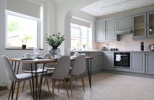 Clapham House | Beautiful 4 Bedroom Home with Garden in Bedford