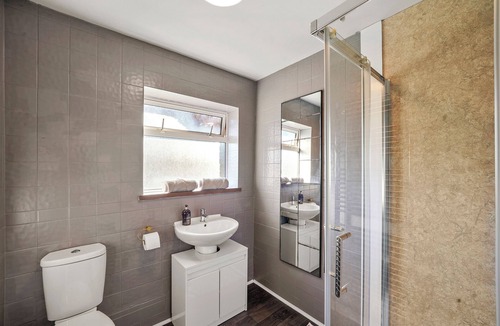 Aylesbury House | Beautiful 5 Bedroom House Free Parking, Aylesbury