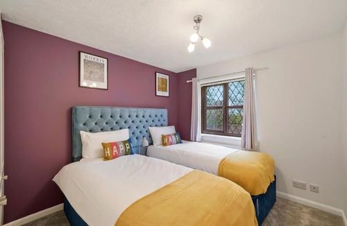 Hartwell House | Beautiful 5 bedroom house in Stone, Aylesbury, Free parking