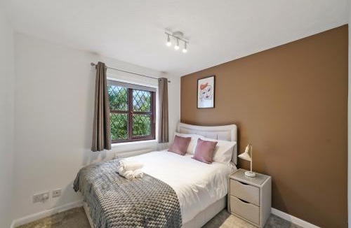 Hartwell House | Beautiful 5 bedroom house in Stone, Aylesbury, Free parking