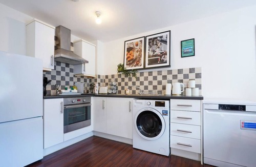 Northampton Condo | Beautiful Apartment Close to Town Centre Free Parking Fast-Wifi Sky TV By Yoko Property