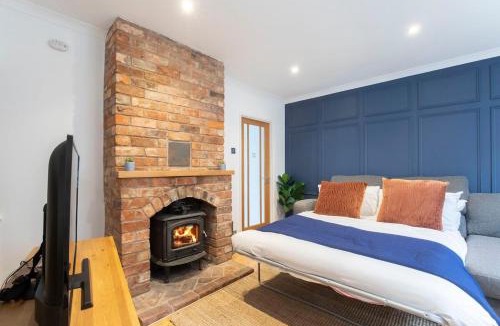 Montpellier House | Beautiful Bath Road Retreat with Log Burner