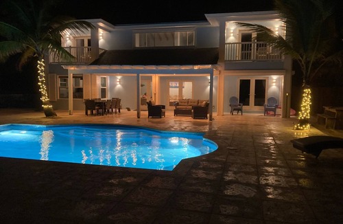 Tar Bay House | BEAUTIFUL BEACH HOUSE ON TAR BAY HEATED POOL , BAR & GRILL