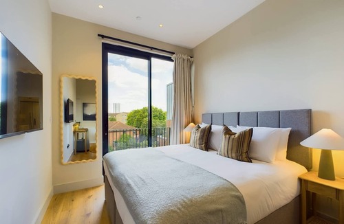 Camden Town Apartment | Beautiful Camden Town Apartment with Balcony