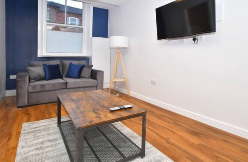 Burslem Apartment | Beautiful contractor stay 1 bedroom Apt in Stoke-on-Trent. Wifi, Washer & TV