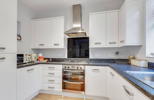 Bletchley House | Beautiful Detached House by The Lakes Driveway Parking 75` TV Snug Room Yoko Property