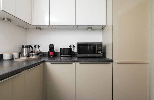 Milton Keynes Apartment | Beautiful Flat Prime Location Balcony Free Parking Self-Check-In