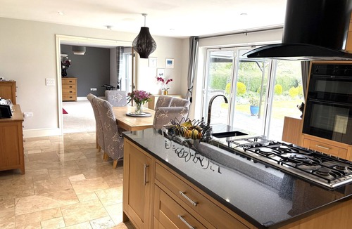 Bourton House | Beautiful Family Retreat- Luxury HotTub-Games Room