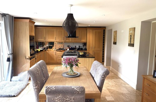 Bourton House | Beautiful Family Retreat- Luxury HotTub-Games Room