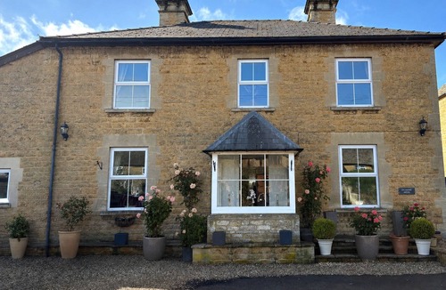 Bourton House | Beautiful Family Retreat- Luxury HotTub-Games Room
