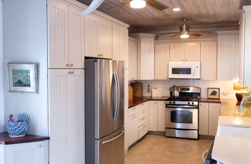Dunmore Town House | Beautiful Harbourside Property with Pool on Water + Private Dock