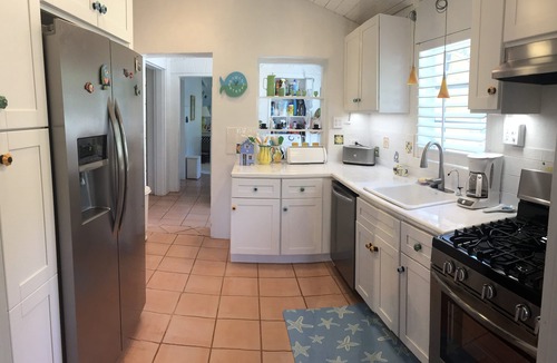 Governor's Harbour House | Beautiful Hibiscus House