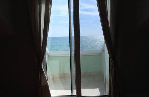 Palm Cay House | BEAUTIFUL ISLAND RETREAT WITH STUNNING VIEWS AND BEACH!