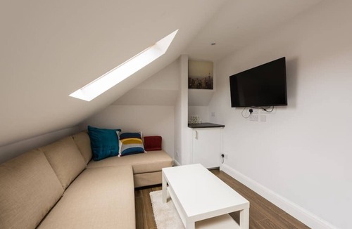 Fryent Apartment | Beautiful Loft Studio