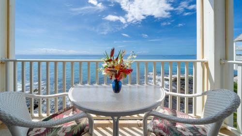 Kailua-Kona House | Beautiful Oceanfront Condo! - Hale Kona Kai 303